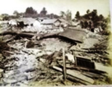 濃尾地震による被害（春日井郡清州本町）（当館所蔵「濃尾地震写真」より）