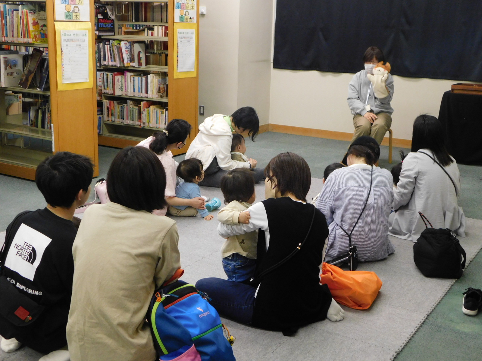 おはなし会の様子01.JPG